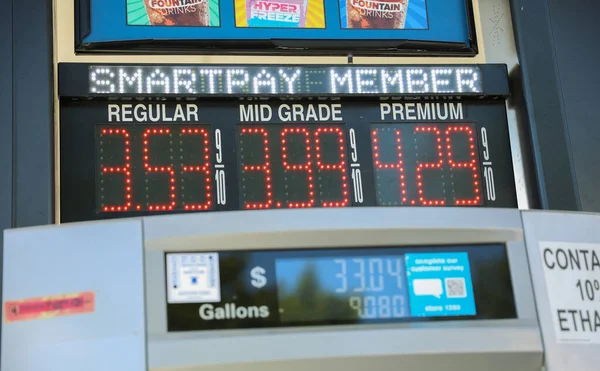 Exhibición Los Precios Gasolinera Que Muestra Cifras Crecientes Simbolizando Impacto — Foto de Stock