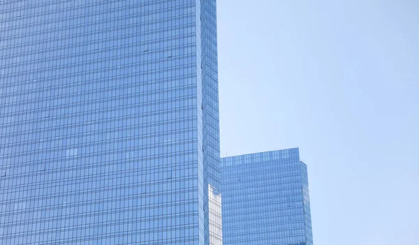 商業用不動産業界の進歩と繁栄を象徴する金融街の中心部にある近代的な建物 その大きな窓は透明性と洗練されたデザインを表します — ストック写真