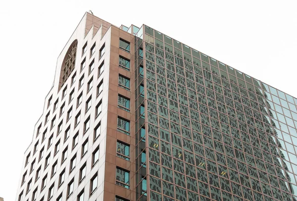 位于金融区中心的现代化建筑 象征着商业房地产行业的进步与繁荣 它的大窗户代表透明和光滑的设计 — 图库照片