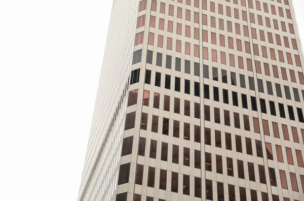 商業用不動産業界の進歩と繁栄を象徴する金融街の中心部にある近代的な建物 その大きな窓は透明性と洗練されたデザインを表します — ストック写真