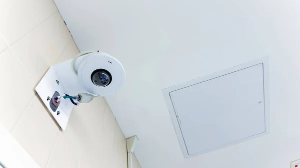 監視と保護 このセキュリティカメラは警戒と制御の感覚をキャプチャします 現代社会の安全性の重要性を強調 — ストック写真