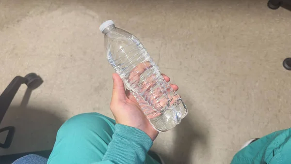Handen Tätt Gripa Plast Vattenflaska Symboliserar Miljöpåverkan Och Brådska Att — Stockfoto