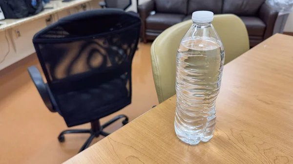 紧紧抓住一个塑料水瓶 象征着环境影响和减少一次性塑料废物的迫切性 — 图库照片