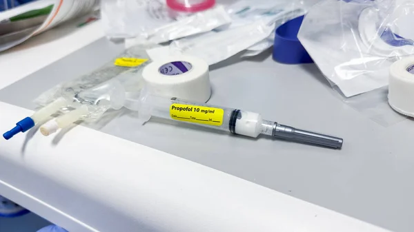 Drží Injekční Stříkačku Mezi Kapačkami Léky Symbolizující Lékařskou Péči Léčbu — Stock fotografie