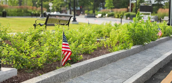 Die Flagge Weht Stolz Vor Einem Amerikanischen Haus Und Repräsentiert — Stockfoto