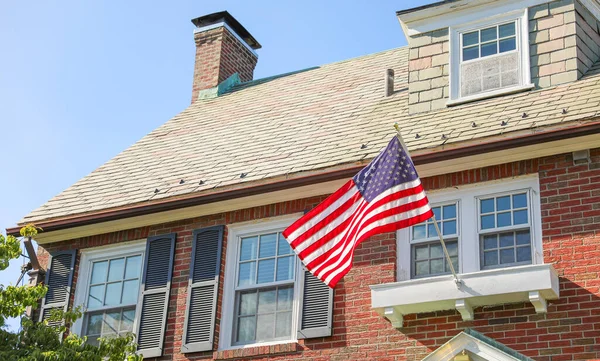Bandera Estados Unidos Ondea Orgullosamente Frente Hogar Estadounidense Representando Significado — Foto de Stock