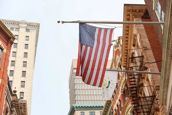 Usa Flagga Vågor Stolt Framför Ett Amerikanskt Hem Som Representerar — Stockfoto