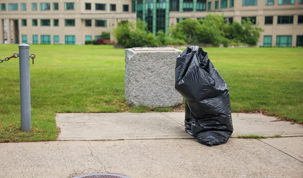 쓰레기가 버려진 비닐봉지 쓰레기는 악화를 상징하며 책임있는 폐기물 관리의 필요성을 — 스톡 사진