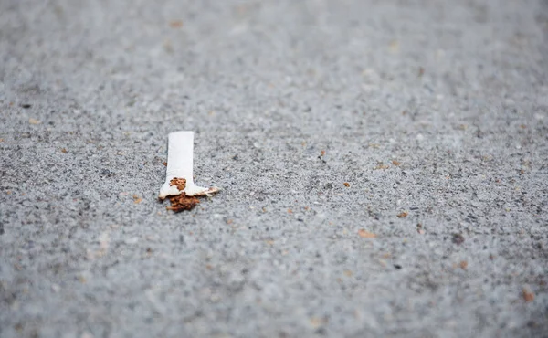 Rues Jonchées Mégots Cigarettes Jetés Sacs Plastique Déchets Symbolisent Dégradation — Photo