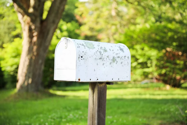 Kotak Surat Berdiri Tegak Terhadap Latar Belakang Hijau Melambangkan Komunikasi — Stok Foto