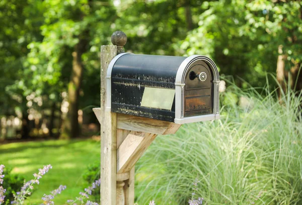 Γραμματοκιβώτιο Στέκεται Ψηλά Ένα Φόντο Πρασίνου Συμβολίζοντας Την Επικοινωνία Σύνδεση — Φωτογραφία Αρχείου
