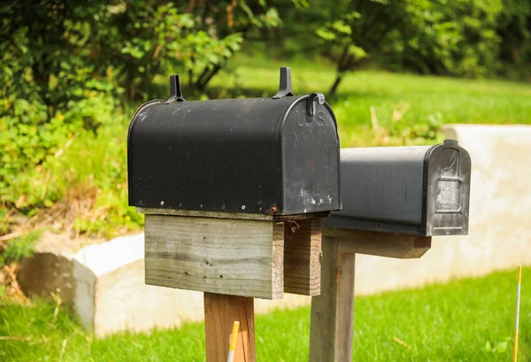 Mailbox Staat Hoog Tegen Een Achtergrond Van Groen Symboliseert Communicatie — Stockfoto
