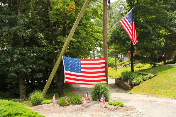 Flag Waves Proudly Front American Home Representing Meaning Symbolism Patriotism — Stock Photo, Image