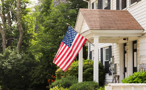 Usa Flagga Vågor Stolt Framför Ett Amerikanskt Hem Som Representerar Royaltyfria Stockbilder