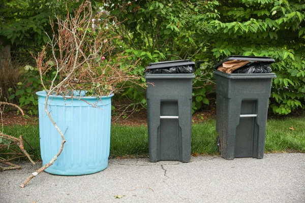 Mit Plastik Gefüllte Mülltonnen Symbolisieren Die Schädlichen Auswirkungen Von Plastikmüll — Stockfoto