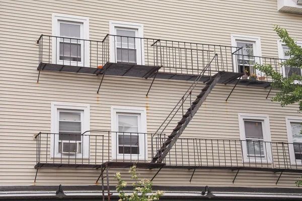 Brandschutz Verbindet Ein Haus Mit Einem Hohen Gebäude Und Steht — Stockfoto