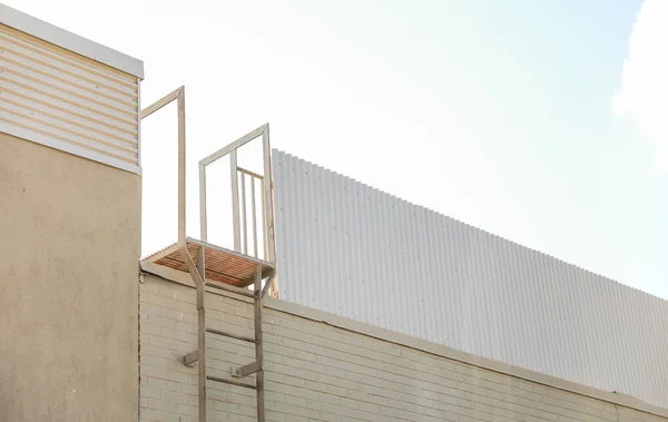 Пожарная Лестница Соединяет Дом Высокое Здание Представляющее Безопасность Готовность Способность — стоковое фото