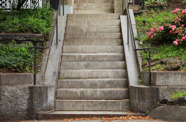 未来主义楼梯 代表进步 渴望和通向更光明未来的旅程 楼梯象征着成长 机遇和通往成功的道路 — 图库照片
