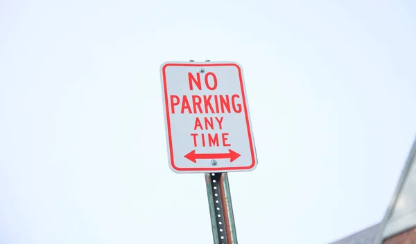在繁华的城市街道上 没有一个停车标志高耸入云 它的粗体红字提醒人们在混乱的城市环境中注意秩序和限制 — 图库照片