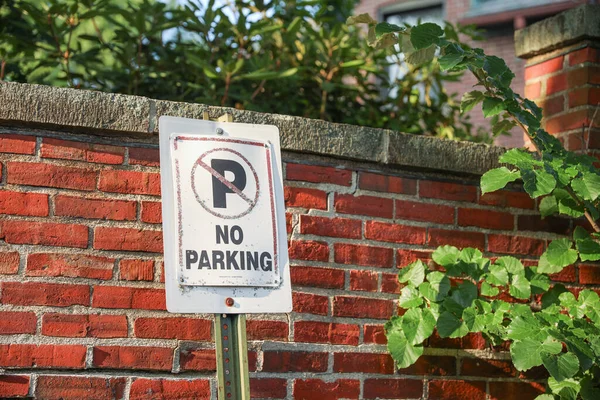 Egy Parkolótábla Sem Áll Magasan Egy Nyüzsgő Városi Utcán Merész — Stock Fotó