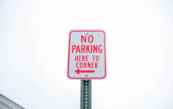 賑やかな街の通りには駐車場の看板はなく 混沌とした都会の風景の中で秩序と制限を思い出させる大胆な赤い文字があります — ストック写真