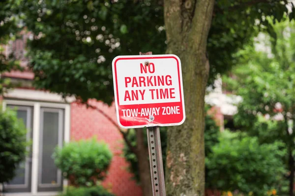 Жоден Знак Паркування Стоїть Високо Галасливій Міській Вулиці Жирні Червоні — стокове фото