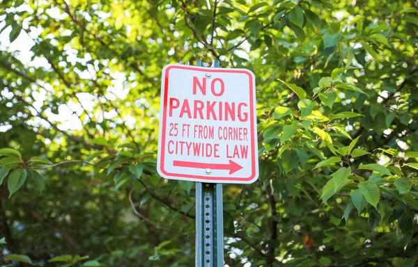 Brak Znaku Parkingowego Stoi Wysoki Tętniącej Życiem Ulicy Miasta Jego — Zdjęcie stockowe