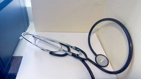 Stetoskop Leżący Raporcie Medycznym Reprezentujący Istotne Połączenie Między Pracownikami Służby — Zdjęcie stockowe