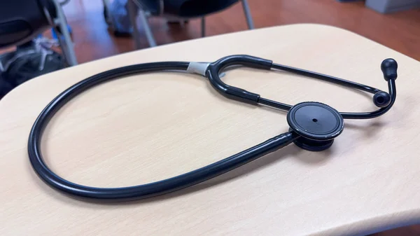 Stetoskop Leżący Raporcie Medycznym Reprezentujący Istotne Połączenie Między Pracownikami Służby — Zdjęcie stockowe