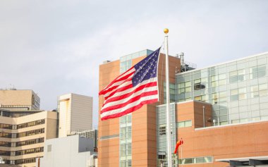 ABD bayrağı 4 Temmuz 'da gururla dalgalanarak vatanseverliği ve şehit kahramanları onurlandırmayı sembolize ediyor. Ekonomik zorlukların ortasında, dayanıklılık ve birliği temsil eder.