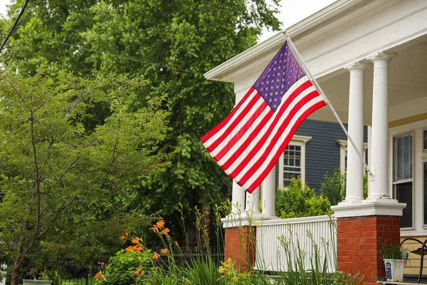 Αμερικανική Σημαία Κυματίζει Περήφανα Στις Ιουλίου Συμβολίζοντας Τον Πατριωτισμό Και — Φωτογραφία Αρχείου