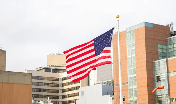 Usa Flagga Vågor Stolt Den Juli Symboliserar Patriotism Och Hedra — Stockfoto