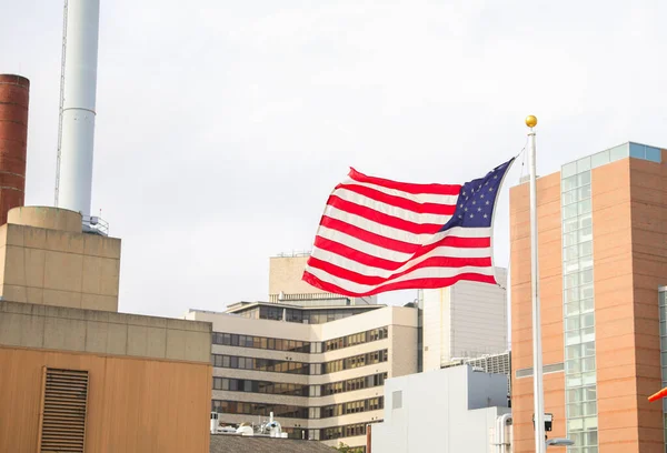 Usa Flagga Vågor Stolt Den Juli Symboliserar Patriotism Och Hedra — Stockfoto