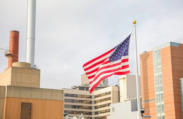 7月4日のアメリカの国旗の波は 愛国心を象徴し 堕落した英雄を称える 経済的課題の中で それは回復力と団結を表す — ストック写真