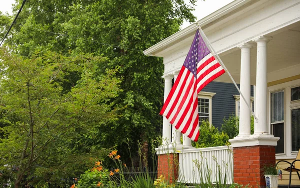 Amerikaanse Vlag Wappert Trots Juli Symboliseert Patriottisme Eert Gevallen Helden Rechtenvrije Stockfoto's