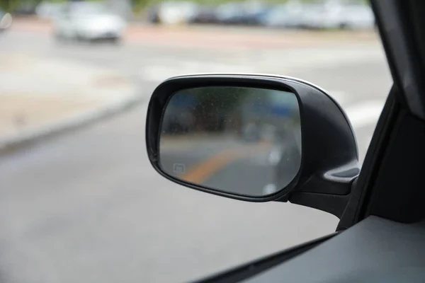 汽车反射镜既反映了实用性 也反映了反思 象征着自我反思 意识和有远见地在人生道路上前行的能力 — 图库照片