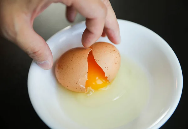 Mano Sosteniendo Huevo Pollo Blanco Una Mesa Madera — Foto de Stock