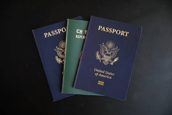 テーブルの上にパスポートがある 旅行のコンセプト — ストック写真