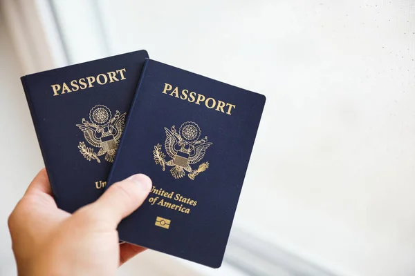Main Tenant Passeport — Photo