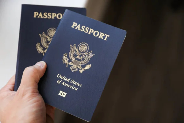 Ruka Drží Americké Pasy Bílém Pozadí — Stock fotografie