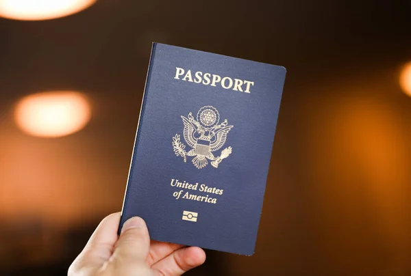 테이블 배경에 지도와 여권을 — 스톡 사진
