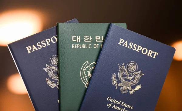 Tahta Bir Masada Kore Bayrağı Taşıyan Pasaport — Stok fotoğraf