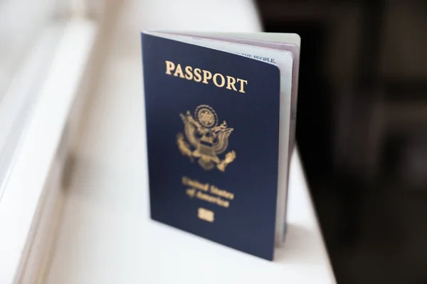 Passaporte Com Bandeiras Dos Eua Fundo Mesa Branca Conceito Viagens — Fotografia de Stock