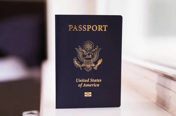 白木の背景にある Usaパスポート — ストック写真