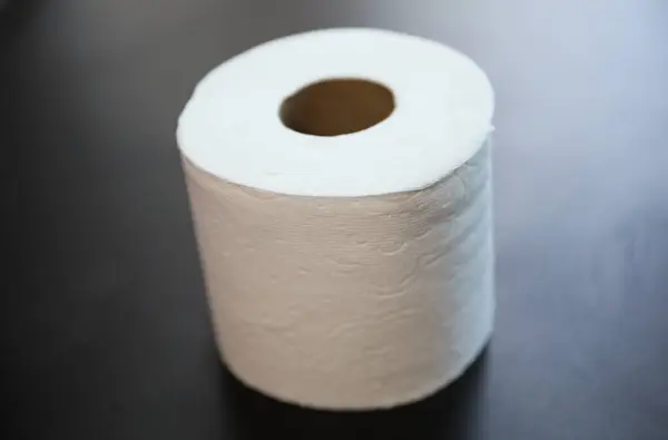 Toilettenpapier Auf Weißem Hintergrund — Stockfoto