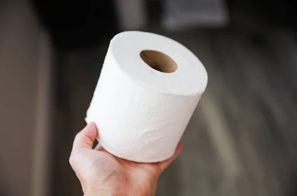 Toilettenpapier Den Händen Eines Mannes — Stockfoto