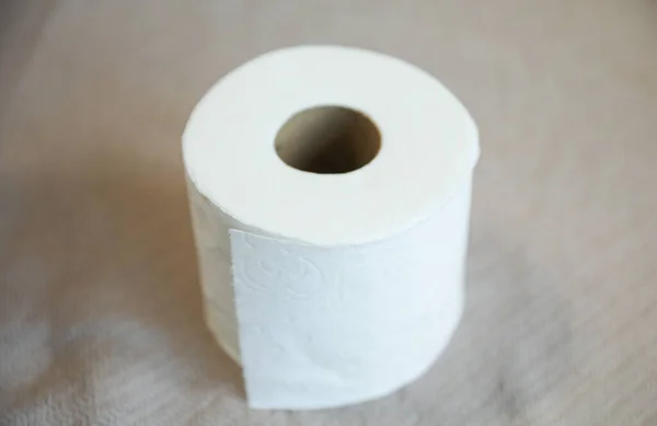 Toilettenpapier Auf Weißem Hintergrund Nahaufnahme — Stockfoto