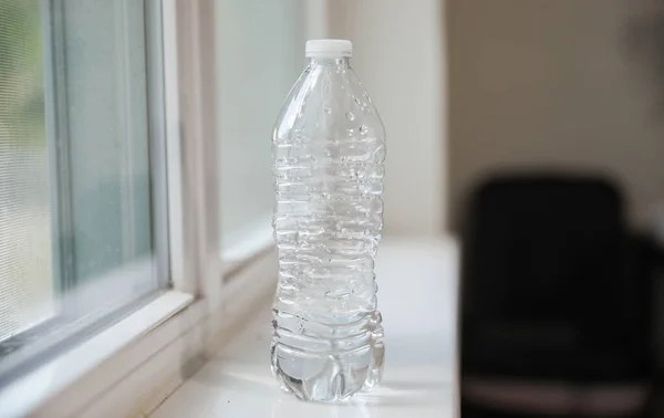 テーブルの上に水の入ったガラス瓶 — ストック写真