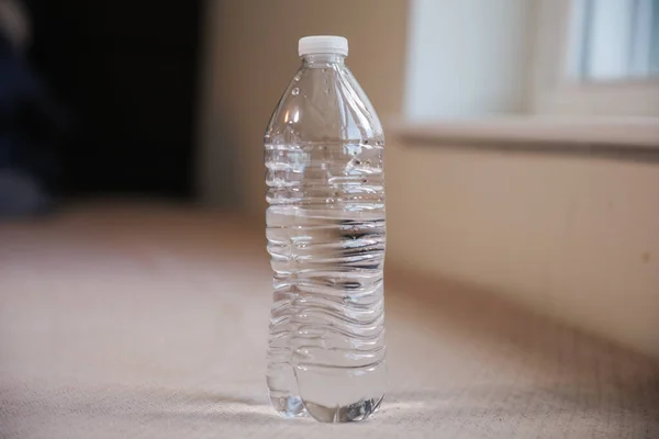 桌子上的空塑料瓶 — 图库照片