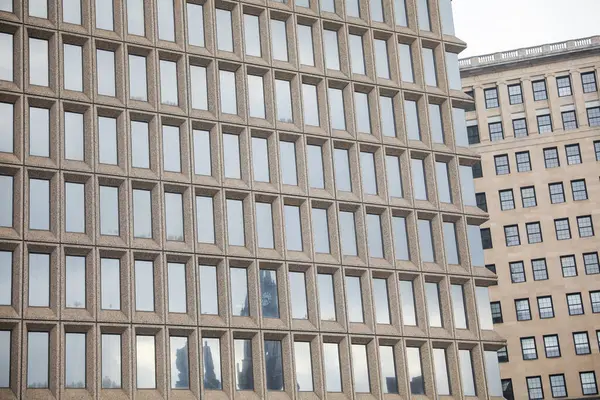 窓やバルコニー付きのモダンなオフィスビルのファサード — ストック写真